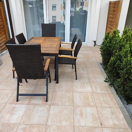 Eleonoras Ferienwohnung In Wuerzburg Stadt Mit Terrasse Im Erdgeschoss Inklusive Eigenen Parkplaetzen Vor Der Tuer Εξωτερικό φωτογραφία